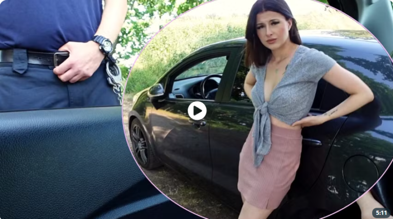 Mona Mystery lehnt während einer Verkehrskontrolle lässig an einem Auto und sorgt mit sommerlichen Outdoor-Vibes und femininer Ausstrahlung für eine spannende Real-Life-Atmosphäre.