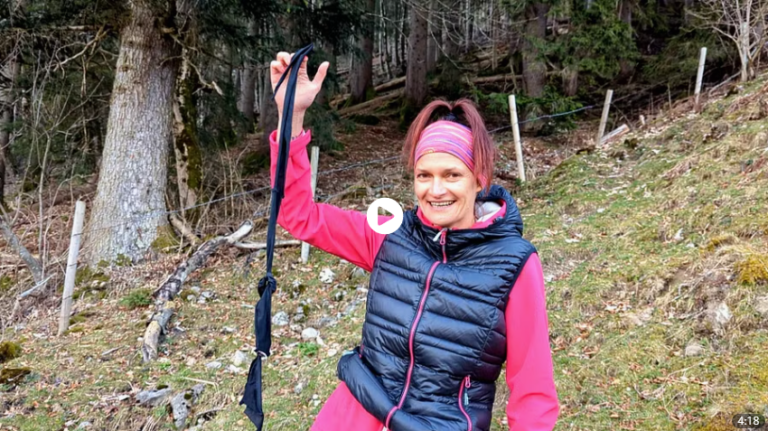 Letty Bixx bei einem Outdoor-Abenteuer in den Bergen mit pinker Sportkleidung und spontaner Natur-Atmosphäre.